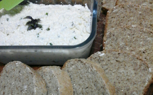 Pão rápido de linhaça com passas