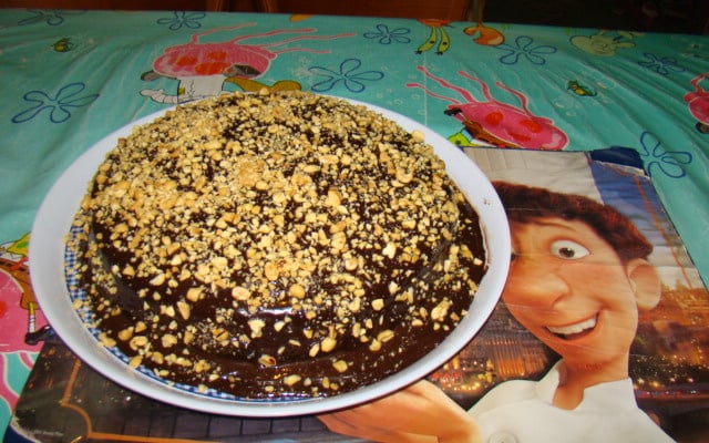 Bolo com recheio de amendoim