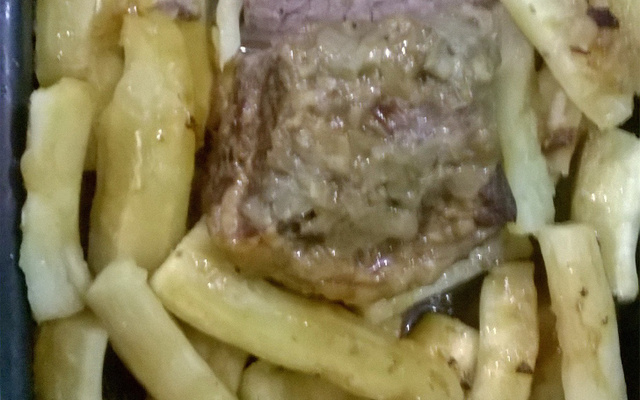 Peito assado com aipim na pressão