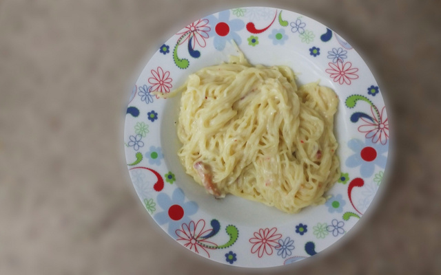 Macarrão ninho cremoso com três queijos e bacon