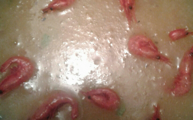 Caldo de aipim com camarão, carne seca, nacon e linguiça