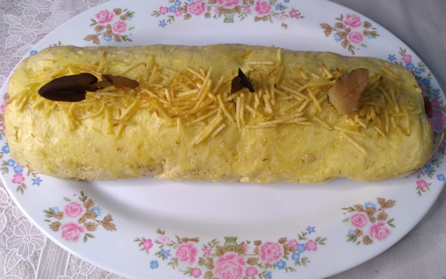 Rocambole de mandioca com calabresa