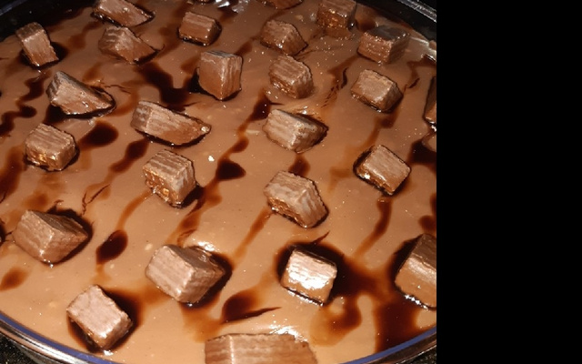 Pavê de biscoito wafer com creme branco e preto