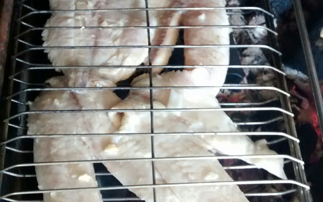 Tilápia simples assada na brasa