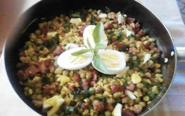 Virado de ervilhas com calabresa e ovos