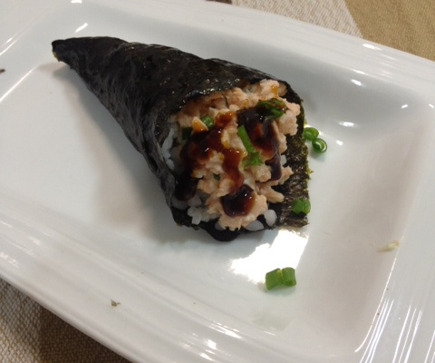 Temaki de salmão com shitake e cebolinha