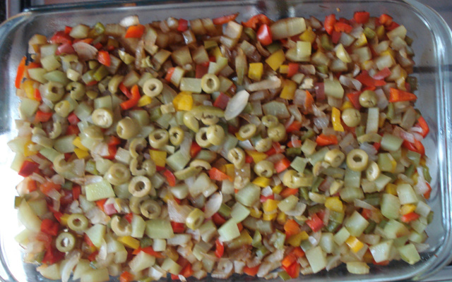 Salada assada de chuchu, pimentão verde, amarelo e vermelho