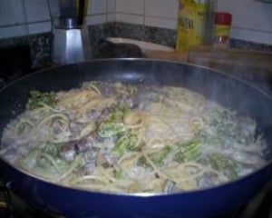 Macarrão com brócolis e picanha ao molho branco