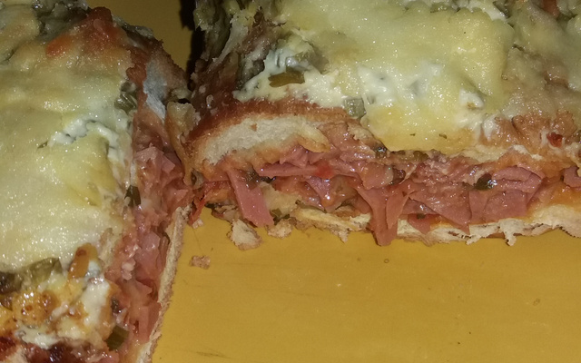 Sanduíche assado de mortadela e queijo