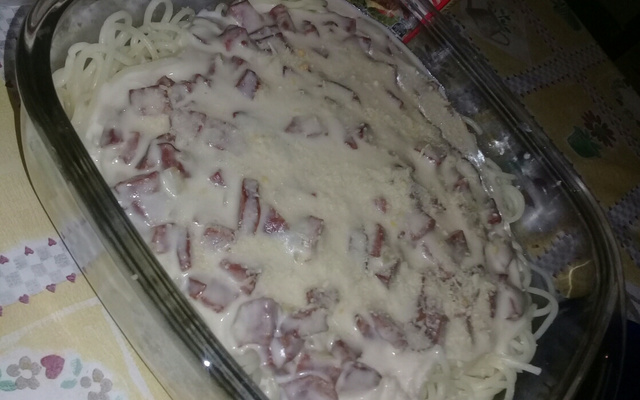 Macarronada ao molho branco com bacon e calabresa