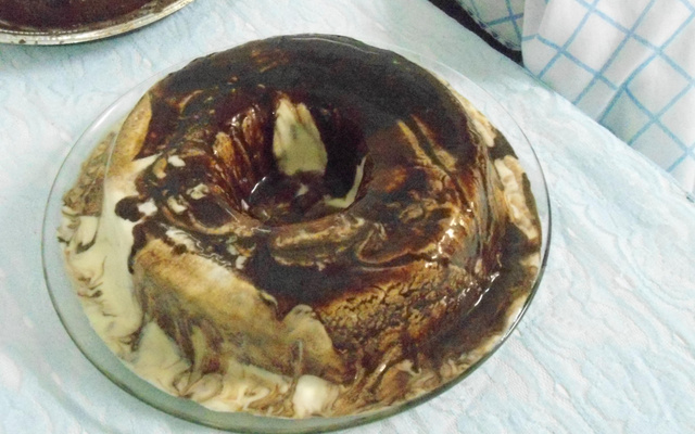 Pudim de sorvete com calda de chocolate