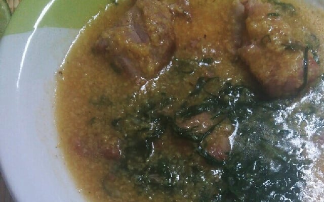 Canjiquinha de milho com costelinha de porco