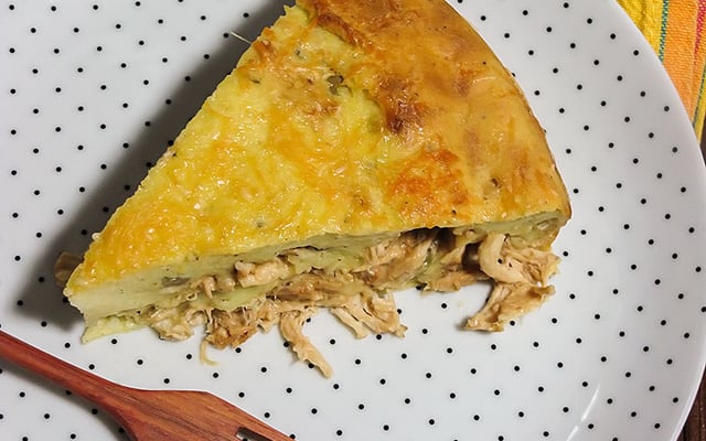 Torta de frango com massa de iogurte