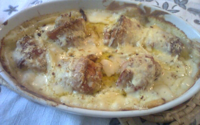 Coxa de frango ao requeijão e bacon