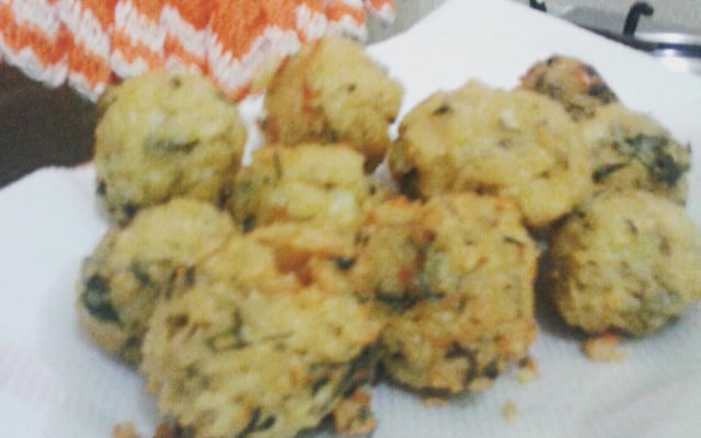 Bolinho de arroz com queijo ralado