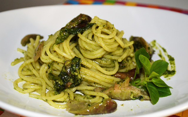 Espaguete ao molho de cogumelos e espinafre