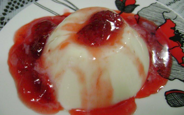 Pudim com calda de morango
