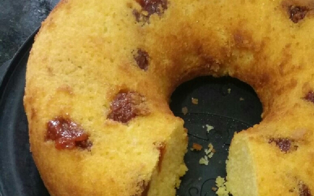 BOLO DE FUBÁ COM  GOIABADA E COCO