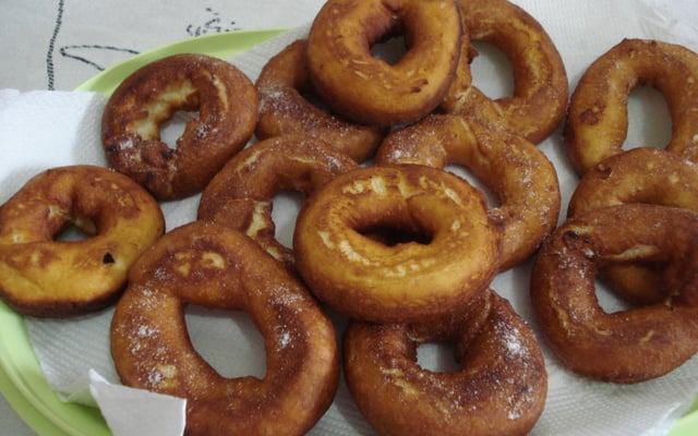 Rosquinha de leite condensado simples e fácil.