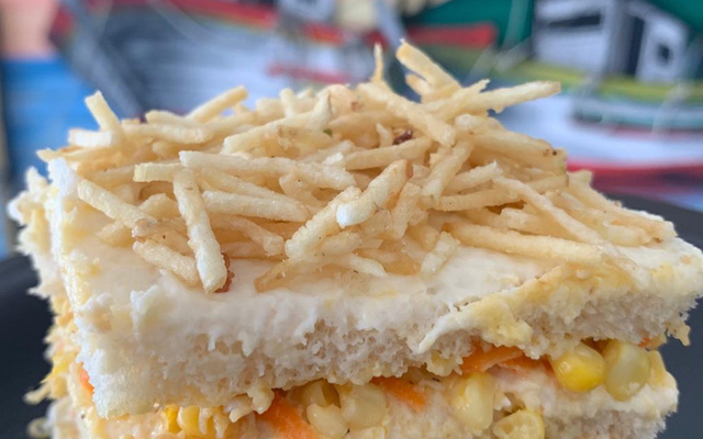 Torta de galinha com pão de forma