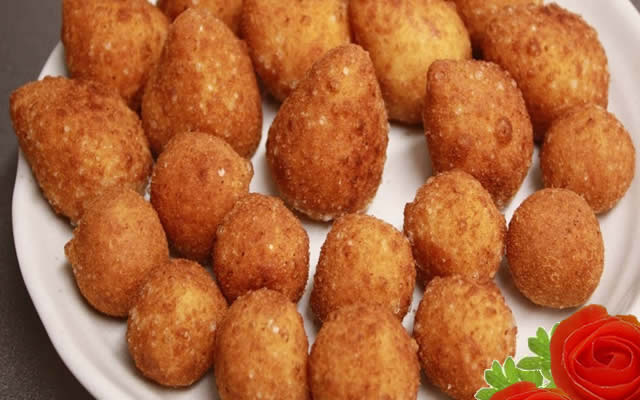 Bolinha de queijo para aperitivos