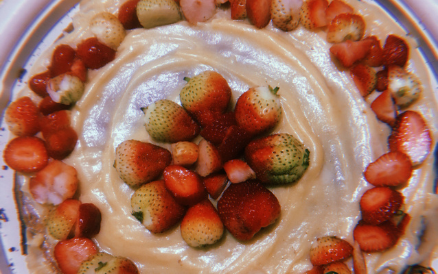 Naked cake com brigadeiros e frutas