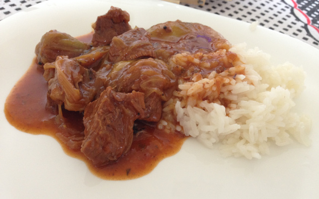Carne de panela no molho de cerveja preta