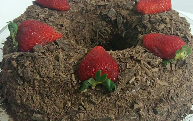 Bolo de brigadeiro com Morango