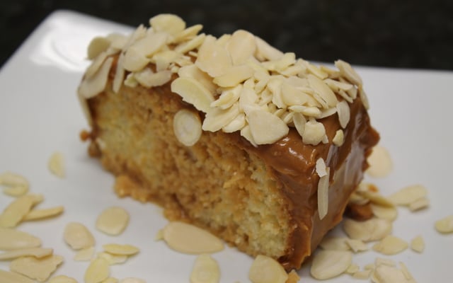 Bolo molhadinho de doce de leite