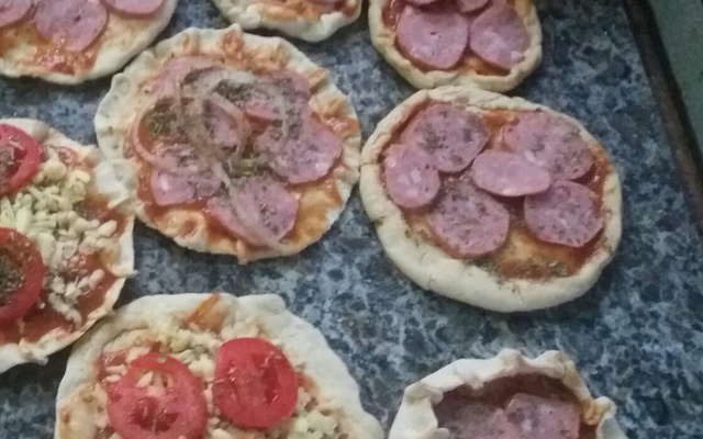 Pizza de calabresa (massa fina)