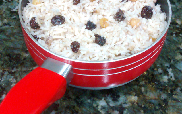 Arroz com nozes, castanhas, passas e leite de coco