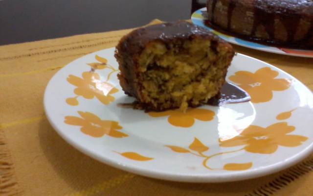 Bolo de cenoura com coco e chocolate