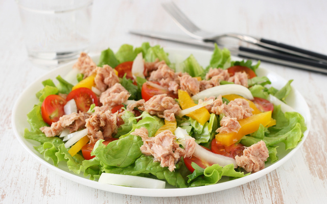 Salada quente de vegetais e atum