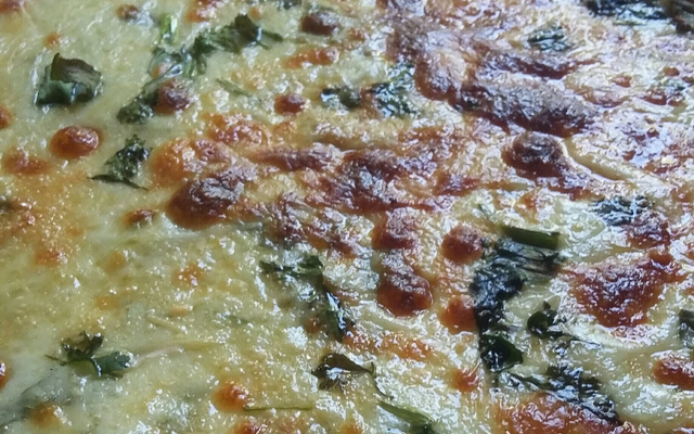 Batata gratinada ao creme de cebola e queijo