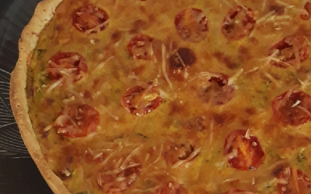 Quiche de brócolis e tomate italiano