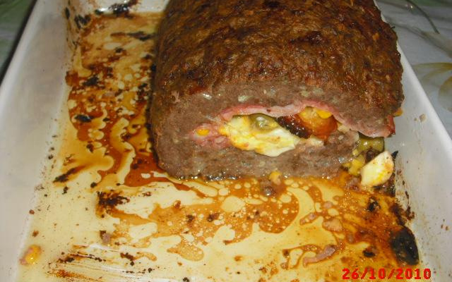 Rocambole de carne recheado