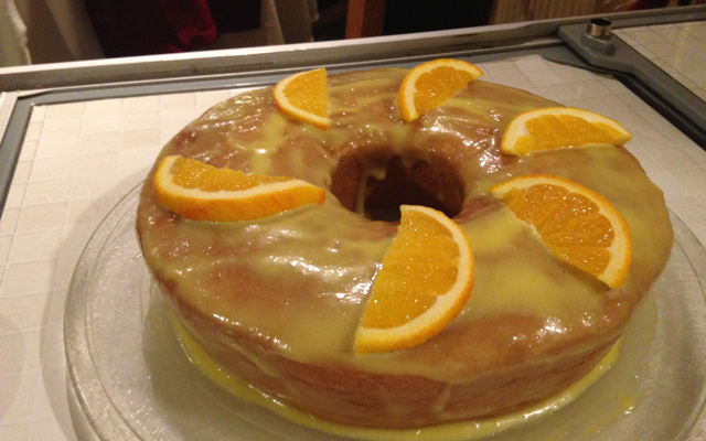 Bolo de laranja com cobertura de laranja.