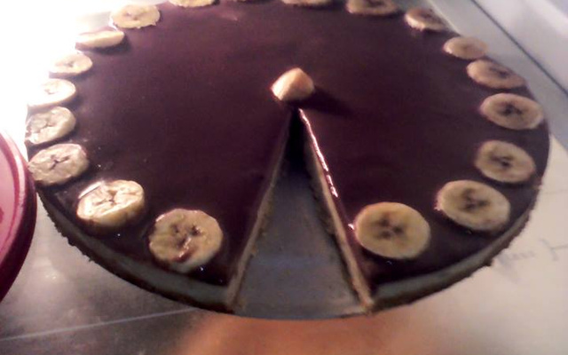 Cheesecake de banana com calda de chocolate