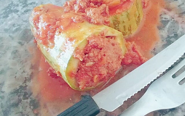 Abobrinha recheada com carne moída