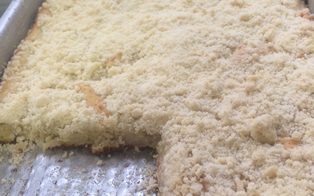 Cuca de banana com farofa