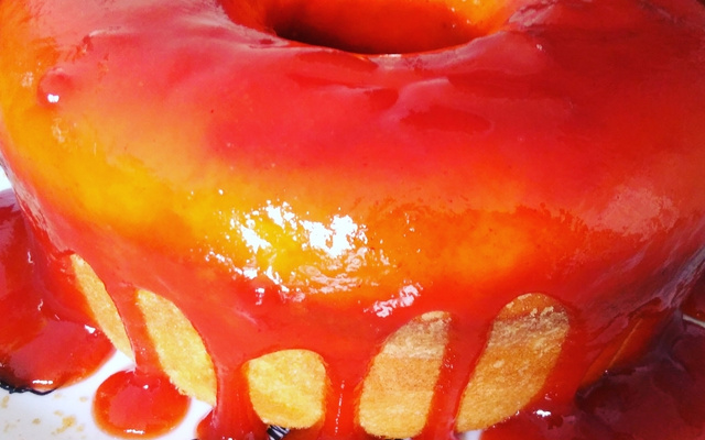 Bolo de fubá cozido com calda de goiabada