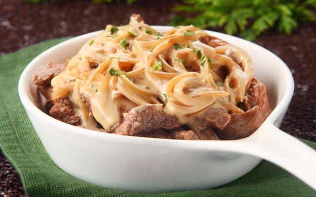 Iscas aceboladas com molho de cerveja e mostarda