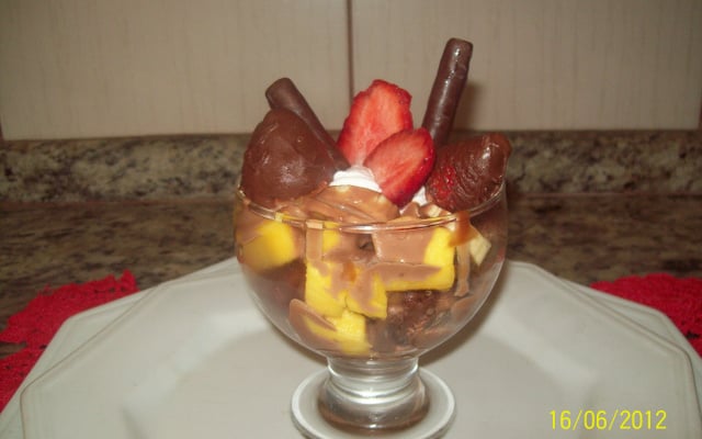 Salada de frutas com chantilly