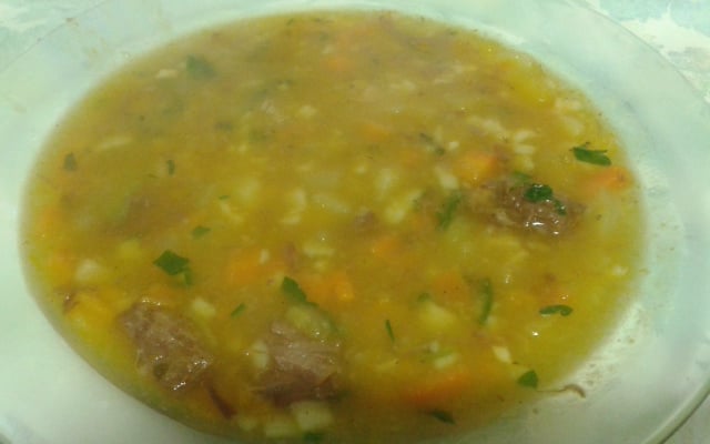 Sopa de legumes e carne