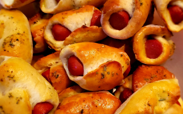 Enroladinho de salsicha assado fácil