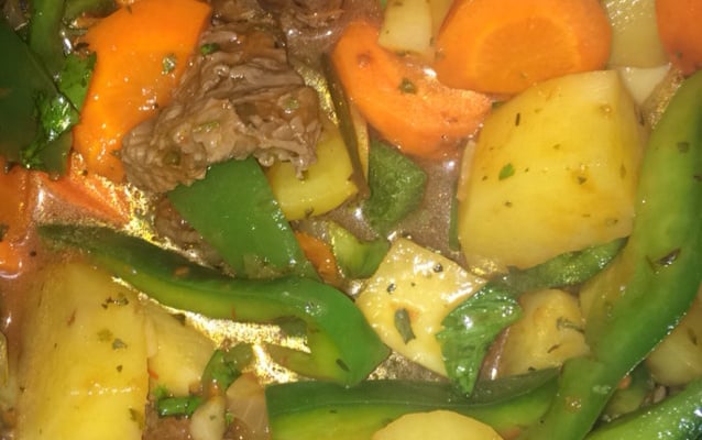 Acém com legumes na panela de pressão