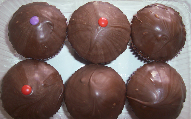 Cupcakes de brigadeiro com cobertura tipo chokito