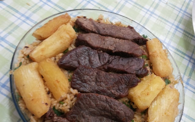 Baião de dois com carne seca e mandioca