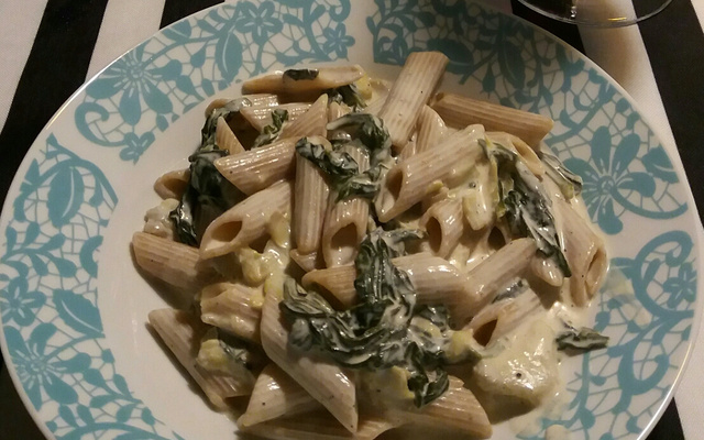 Penne com espinafre e alcachofra