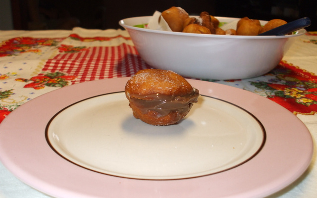 Bolinho de chuva com recheio de chocolate